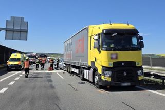 Dva řidiči zablokovali záchranářskou uličku a zdrželi sanitku při nehodě u Hladkých Životic | Celý MS kraj | Zprávy | POLAR - Moravskoslezská regionální televize